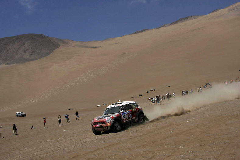 Rajd Dakar 2011: dobra postawa Polaków, Hołowczyc z otwartymi drzwiami (5.etap, wyniki, fot. Willy Weyens)