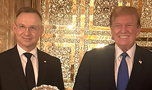 Złote, a skromne! Andrzej Duda i Donald Trump pozują z tajemniczymi przedmiotami. Jeden ma ważną symbolikę