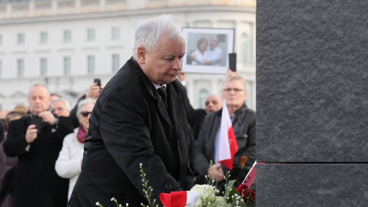 Jarosław Kaczyński przed pomnikiem Lecha Kaczyńskiego