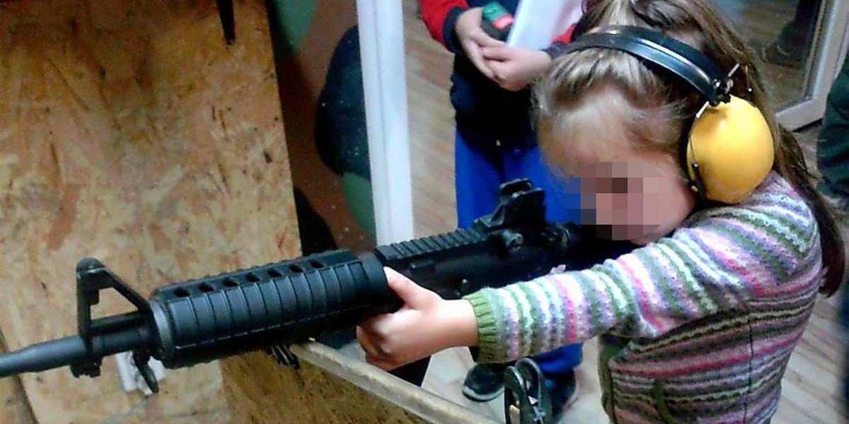 Tarnowskie Góry. 4-latka strzela na strzelnicy
