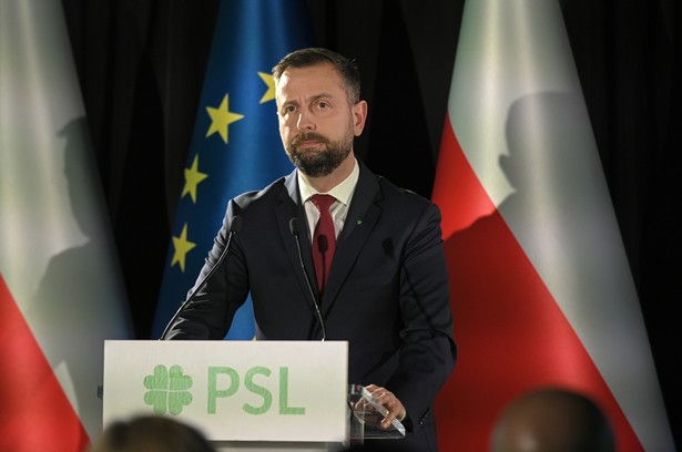 Warszawa, 11.05.2024. Wicepremier - minister obrony narodowej Władysław Kosiniak-Kamysz przemawia na posiedzeniu Rady Naczelnej PSL w ADN Centrum Konferencyjnym w Warszawie, 11 bm. (aldg) PAP/Marcin Obara
