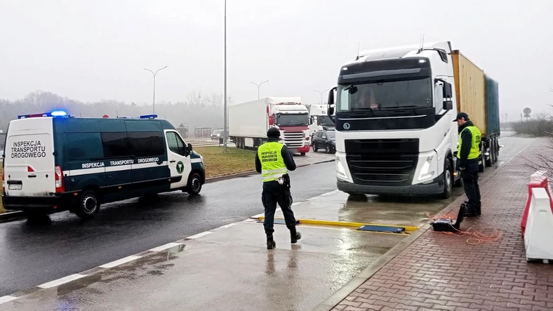 Zespół trzech pojazdów zatrzymany przez inspektorów wielkopolskiej Inspekcji Transportu Drogowego