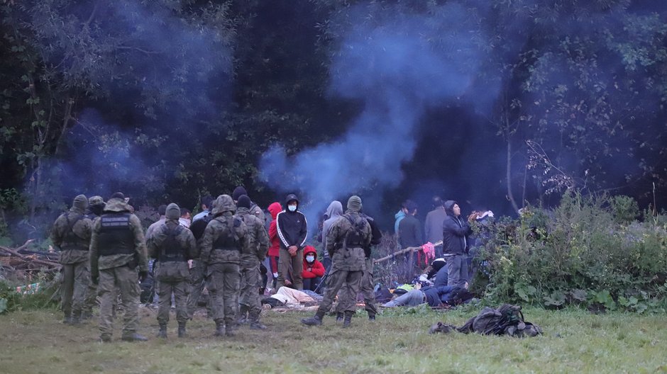 Grupa uchodźców z Iraku i Afganistanu na polsko-białoruskiej granicy