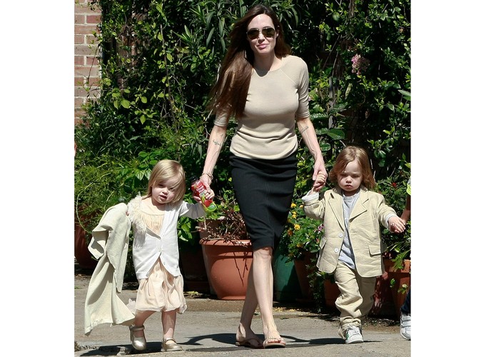 Angelina Jolie z trzyletnimi bliźniętami: Knoxem Léonem i Vivienne Marcheline