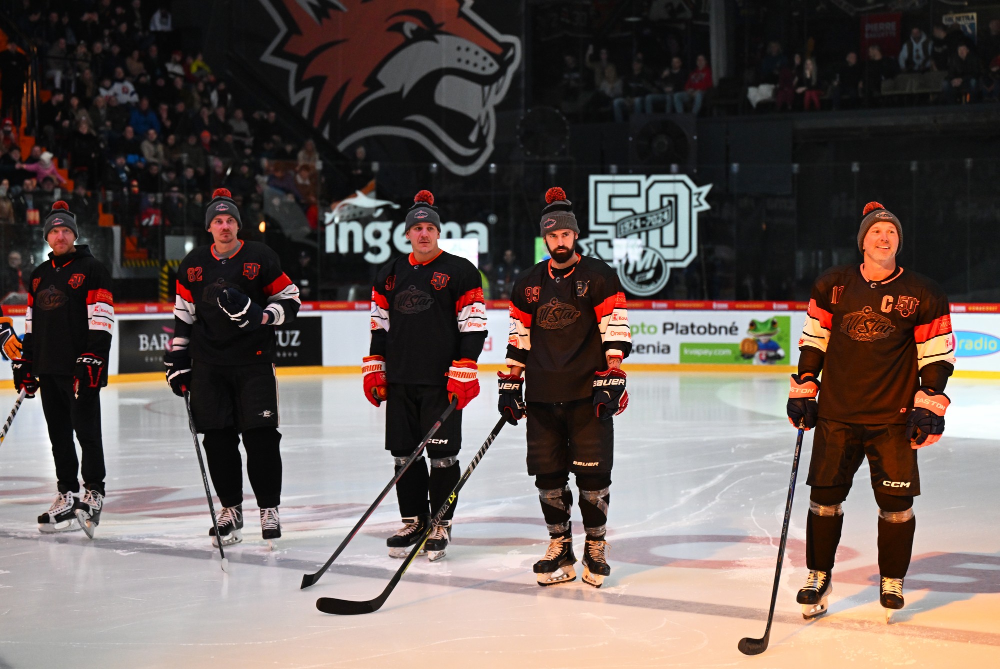 Kapitán Ľubomír Višňovský (vpravo), Branko Radivojevič (tretí sprava), Tomáš Kopecký (druhý zľava) a Marián Hossa (vľavo, všetci Západ) na hokejovej exhibícii All Star Legendy 2025 v Michalovciach.