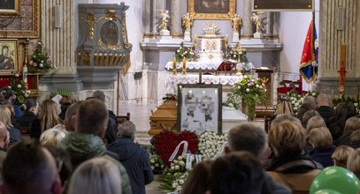 Boże dlaczego? Płacz matki rozrywał serce. Marcelek spoczął w grobie ze swoim tatą