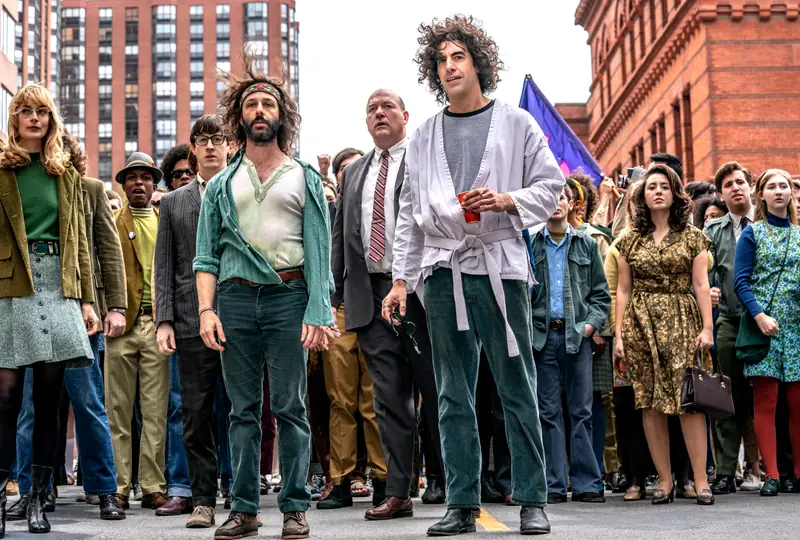 Sasha Baron Cohen i Jeremy Scott na planie &quot;Procesu siódemki z Chicago&quot;, fot. Niko Tavernise/NETFLIX