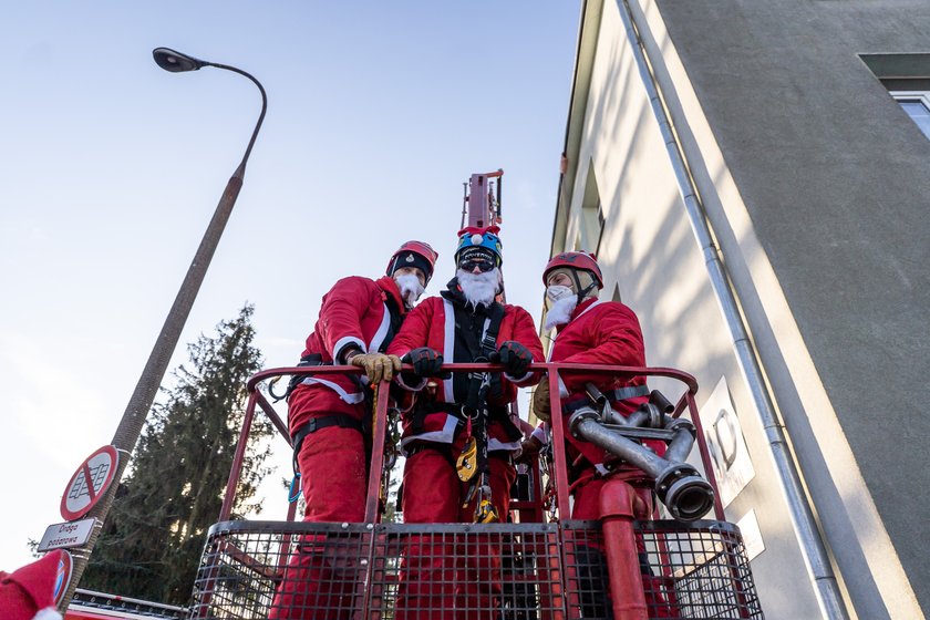 Mikołaje zjechali na linach po ścianie szpitala