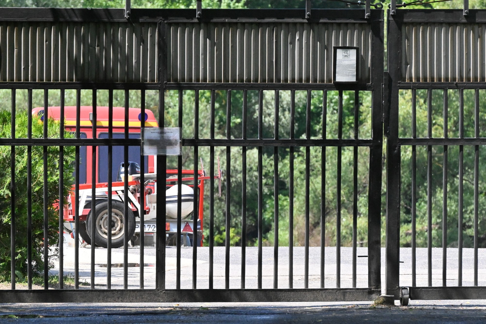 Hasičské auto pre potápačskú službu parkuje za zatvorenou bránou vojenského prístavu, kde záchranári pátrajú po obetiach nehody lodí v severnej časti Budapešti 19. mája 2024.
