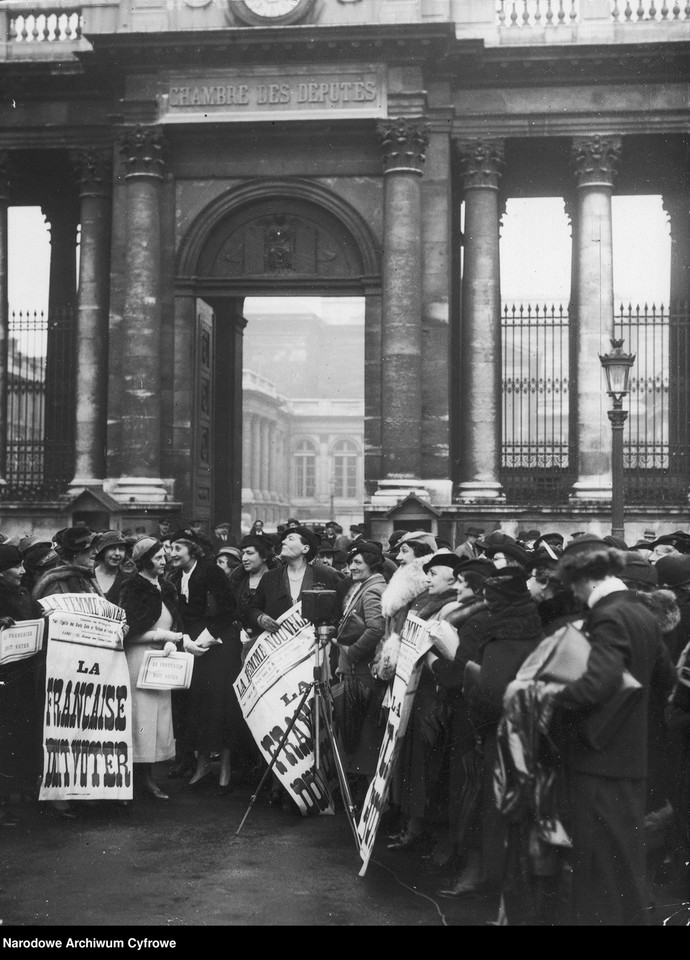 Uczestniczki manifestacji z transparentami w pobliżu Izby Deputowanych w 1934 r.