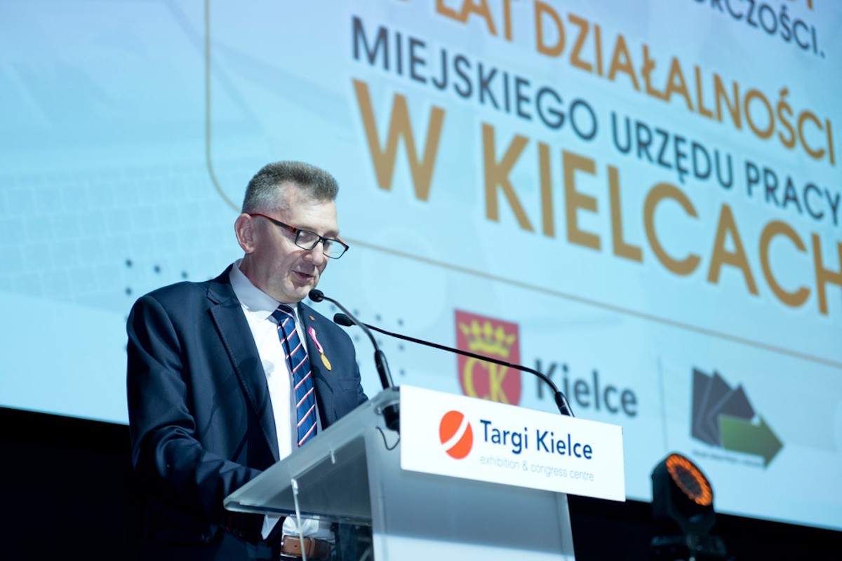 Artur Kudzia, Dyrektor Miejskiego Urzędu Pracy w Kielcach podczas ubiegłorocznej konferencji „O lepszy rynek pracy i rozwój przedsiębiorczości”, zorganizowanej z okazji 15-lecia MUP