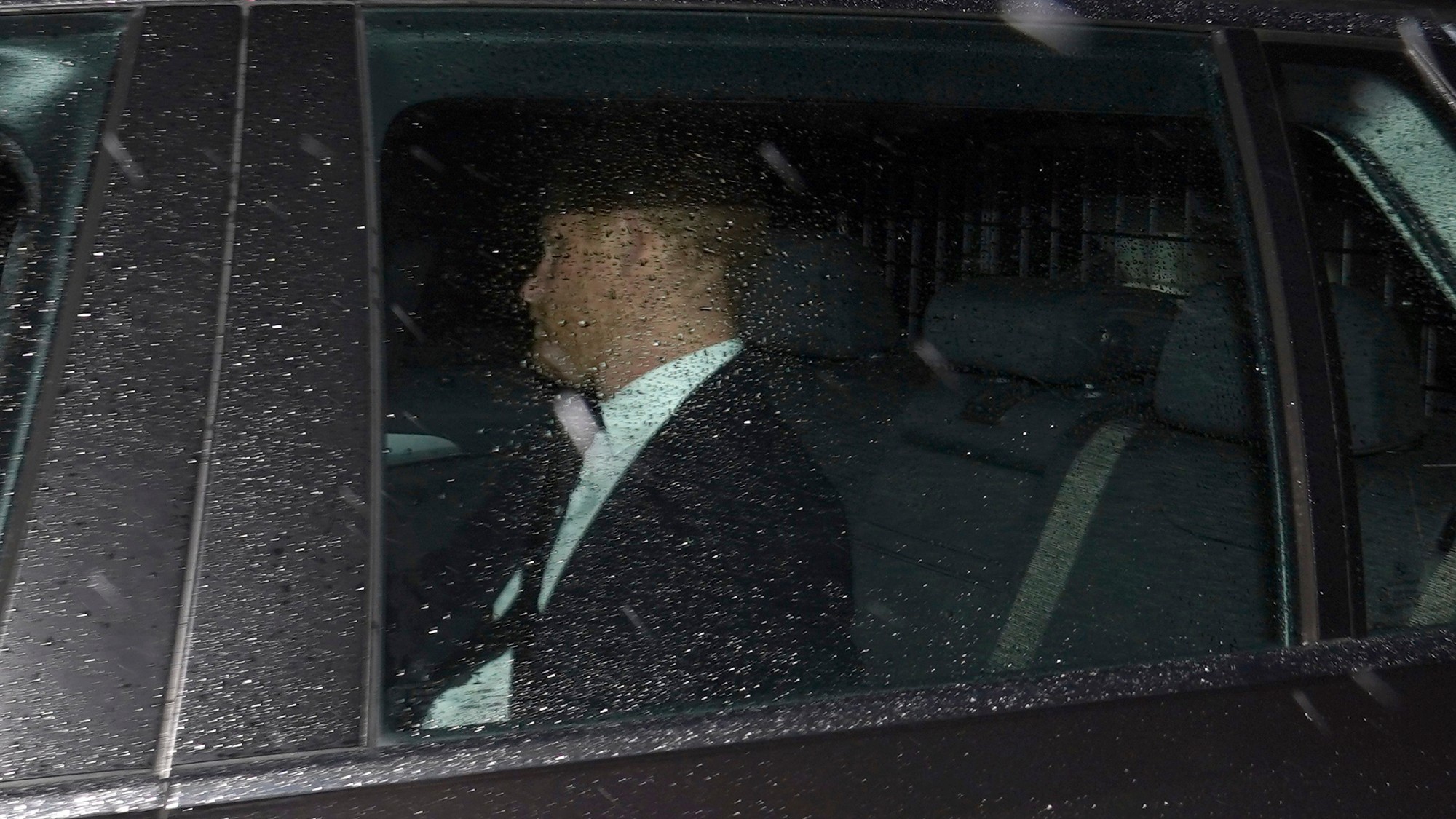 Princ Harry zachytený na ceste do škótskeho letného sídla kráľovnej. 