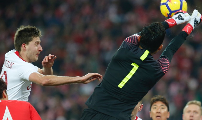 Taras Romanczuk (L) i bramkarz Sueng-gyu Kim