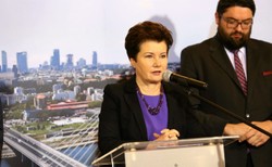 Blisko 300 nowych etatów i podwyżki u Gronkiewicz-Waltz. Opozycja: To dla "rządowych spadochroniarzy"