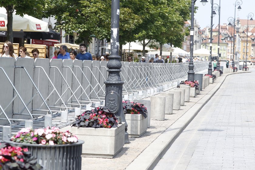 Obchody miesięcznicy smoleńskiej. Krakowskie Przedmieście odgrodzone