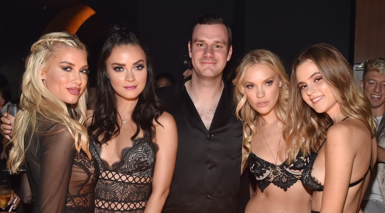 Cooper Hefner, a Playboy CCO-jaként a magazin playmate-jeivel Las Vegasban