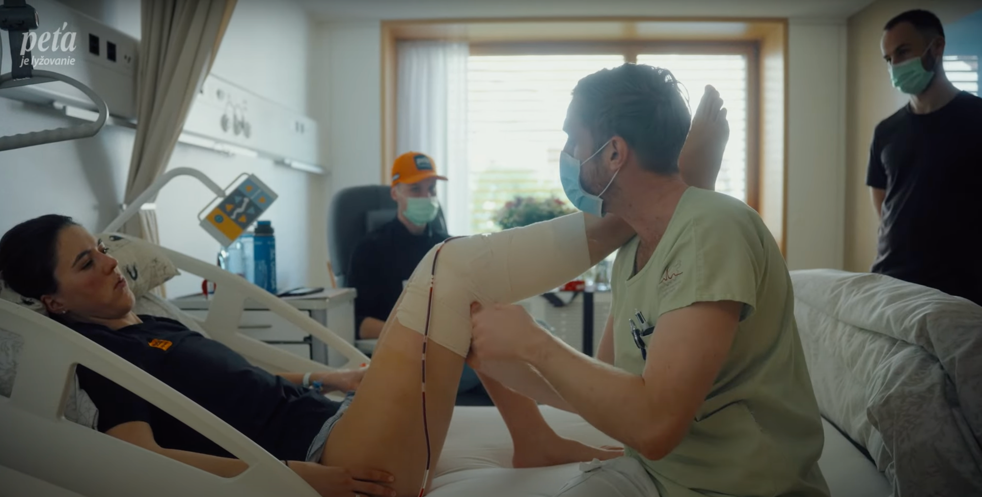 Slovenská lyžiarka Petra Vlhová deň po operácii.