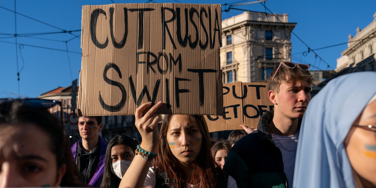 Protest w Mediolanie we Włoszech przeciwko rosyjskiej inwazji na Ukrainę. 26 lutego 2022 r.