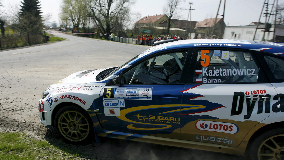 Drugi dzień Rajdu Elmot rozpoczął się doskonale dla zawodników Subaru Poland Rally Team. Kajetan Kajetanowicz i Jarek Baran byli najszybsi na rozpoczynającym niedzielne zmagania odcinku Zagórze/Jezioro. Na ostatniej w pętli, najdłuższej dziś próbie prowadzącej z Jugowa do Kamionek uzyskali drugi czas w generalce i po trzech odcinkach zajmują drugie miejsce w klasyfikacji drugiego dnia i prowadzą w grupie N.