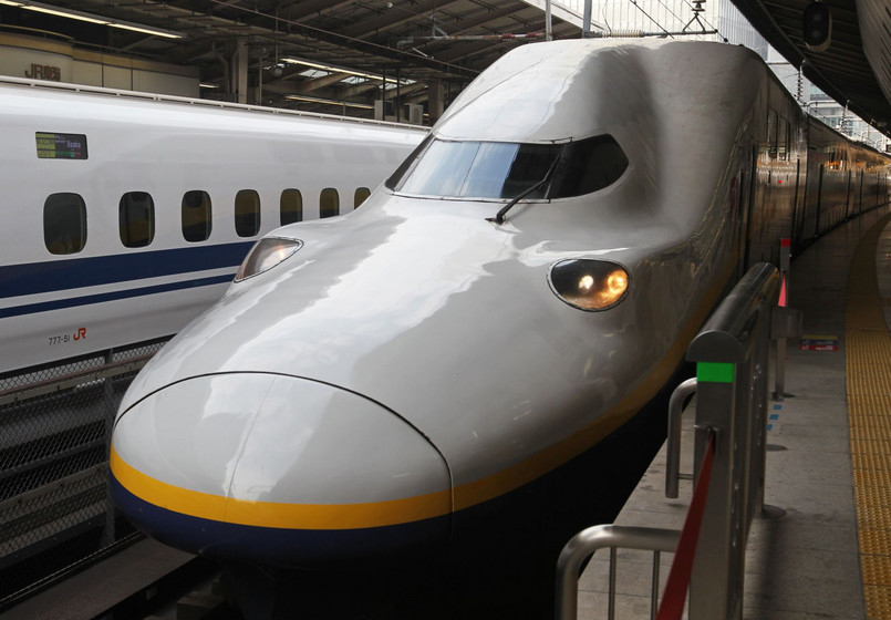 N700 Shinkansen - najszybszy pociąg Japonii. ta wersja osiaga maksymalna prędkość 300 km/h. Pierwsza kolej dużej prędkości, we współczesnym znaczeniu tego określenia, powstała w Japonii. Linię kolejową Tokaido Shinkansen, otwarto w 1964 r. Pociągi klasy Shinkansen serii 0, zbudowane przez firmę Kawasaki Heavy Industries, osiągały prędkości rzędu 200 km/h na trasie Tokio – Nagoja – Kioto – Osaka.