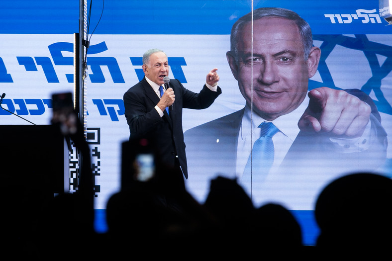 Były premier Izraela i lider partii Likud Benjamin Netanjahu przemawiający do swoich zwolenników