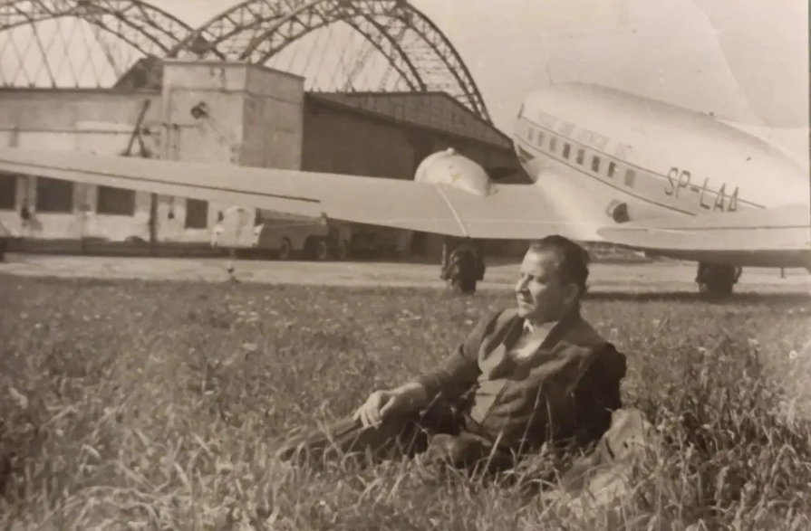Kpt. Czesław Doliński na lotnisku w Warszawie przy samolocie Li-2