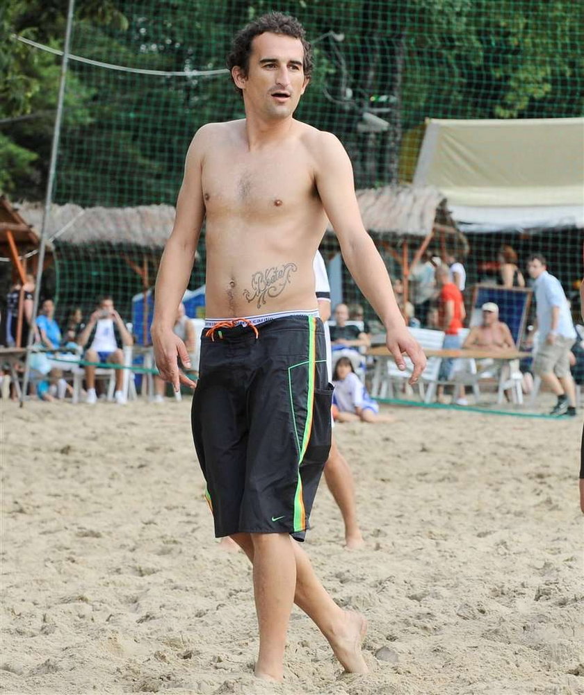 Który polski aktor ma tatuaż na brzuchu?