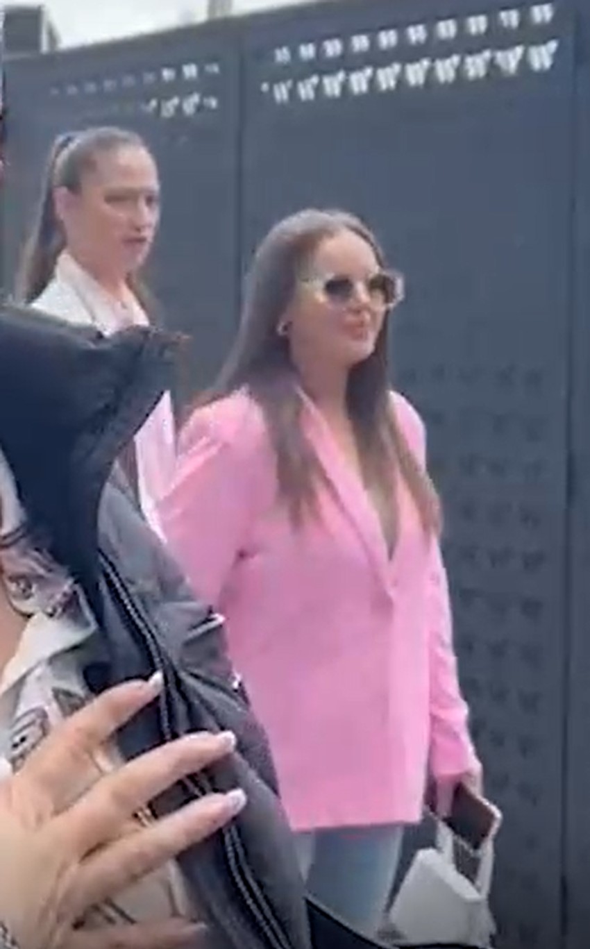 Nataša Rodić sa Bogdaninom kumom ispred bolnice