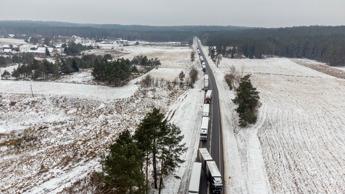 W niedzielę kierowcy aut ciężarowych wciąż muszą czekać ponad dwie doby na odprawę na przejściu granicznym z Białorusią w Bobrownikach — wynika z danych służb granicznych.