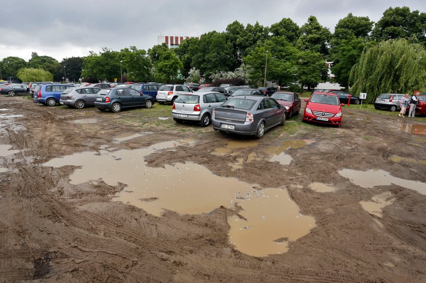 Błoto na prkingu koło Instytutu Onkologii w Gliwicach