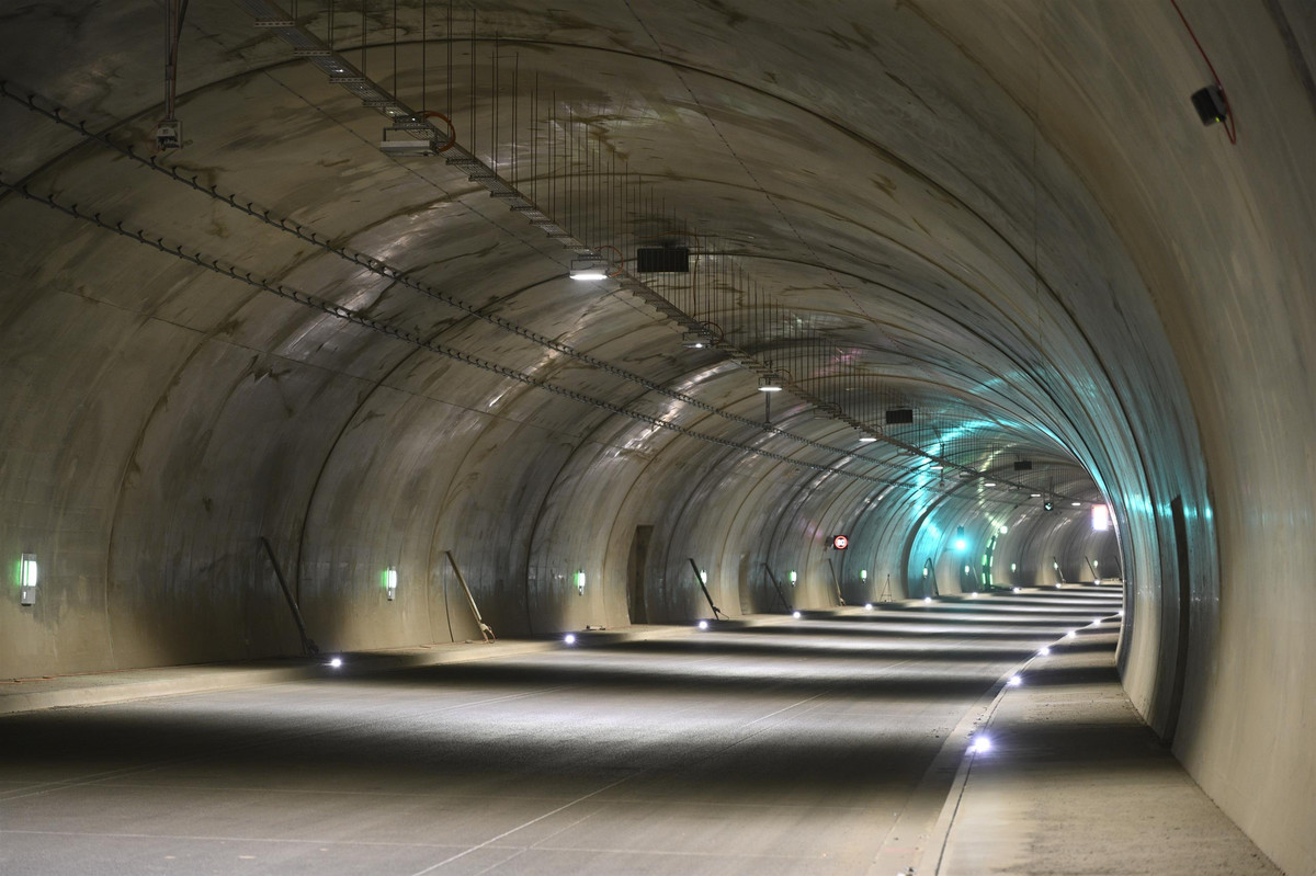 Tajemnice najdłuższego górskiego tunelu w Polsce. Podgrzewana jezdnia to dopiero początek