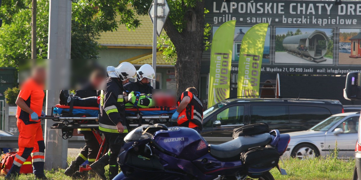 Motocyklista wpadł pod autobus