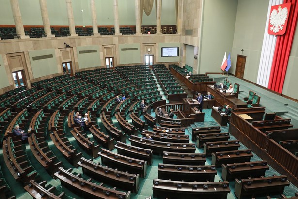 Posłowie na sali obrad Sejmu w Warszawie, po zakończeniu tajnych obrady