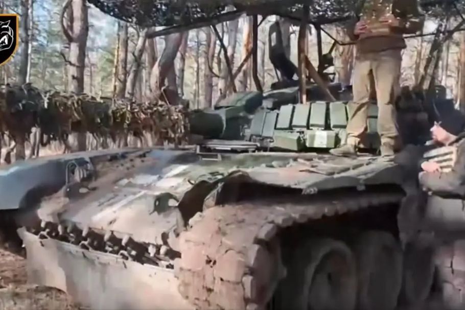 4. Brygada Czołgów zadała sobie wiele trudu, aby złożyć unikalny T-72 z wraków nie mniej niż trzech różnych modeli czołgów. Ten potwór Frankensteina podkreśla eskalację kryzysu czołgowego na Ukrainie.