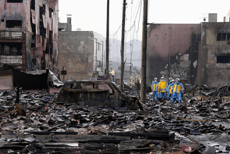 Funkcjonariusze policji przeprowadzają inspekcję dawnego targu w Wajima po tym, jak słynna miejscowość turystyczna spłonęła w pożarze, który wybuchł po silnym trzęsieniu ziemi
