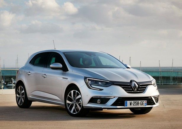 5. Renault Megane Na piątym miejscu w zestawieniu znalazło się Renault Megane wyposażone w silnik 1.2 o mocy 132 KM w wyposażeniu Zen. Samochód kosztuje 69 900 zł (rabat w wyprzedaży 2016 wynosi 5000-7000 zł), a po przejechaniu 90 tys. kilometrów i upływie trzech lat jego cena spada do poziomu 37 190 zł. Oznacza to, że jego procentowa wartość rezydualna wynosi 54 proc. Wyposażenie Zen zawiera zestaw poduszek powietrznych, światła przeciwmgłowe, światła do jazdy dziennej LED i manualną klimatyzację. Podstawowa wersja Renault Megane kosztuje 59 900 i jest napędzana przez silnik benzynowy 1.5 o mocy 114 KM.