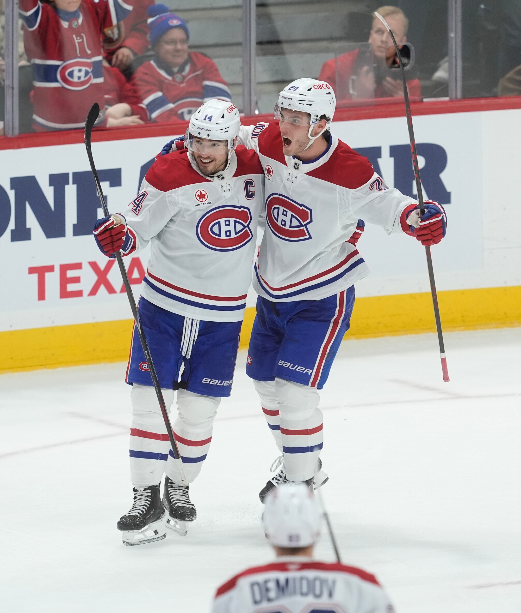 Hokejisti Nick Suzuki a Juraj Slafkovský (Montreal Canadiens).