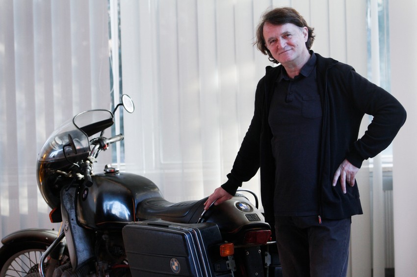 Ljubomir Bratić pored jednog od eksponata na izložbi