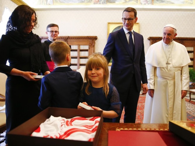 Mateusz i Iwona Morawieccy z dziećmi oraz papież Franciszek