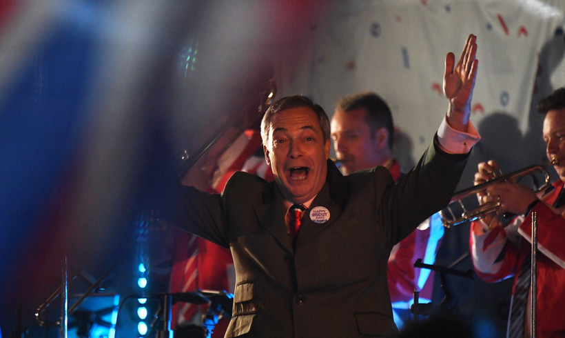 Nigel Farage zorganizował obchody zwolenników brexitu przed siedzibą parlamentu w Londynie