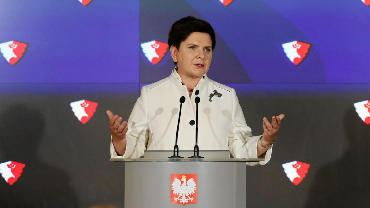 Niewielką poprawę notowań rządu odnotował w lipcu CBOS: zwolennicy obecnego gabinetu to 37 proc., a przeciwnicy - 30 proc. Lepiej odbierana jest też premier Beata Szydło - zadowolenie z tego, że stoi na czele rządu wyraża 45 proc. badanych, 37 proc. ma przeciwne zdanie.