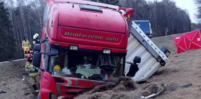 Wstrząsający wypadek na Mazowszu. Zderzenie ciężarówki z samochodem osobowym [ZDJĘCIA]