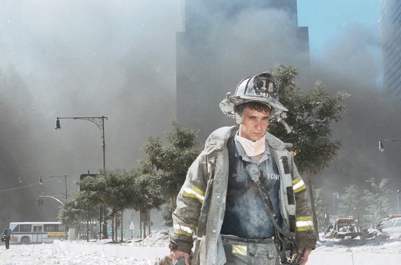 Nowojorski strażak odchodzi od Ground Zero po zawaleniu się WTC