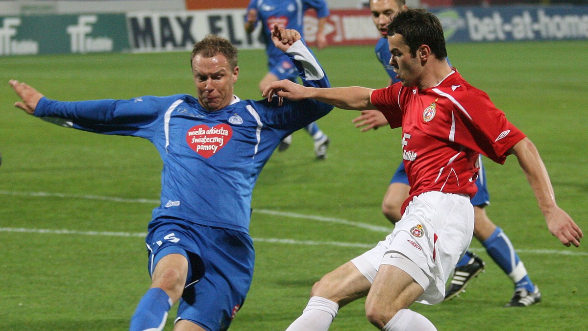 O ile trzy pierwsze rundy kwalifikacyjne Wisła może rozgrywać na stadionach niższej rangi, to w czwartej, decydującej o awansie do Ligi Mistrzów, musi zagrać na obiekcie spełniającym wymogi stadionowe UEFA dotyczące fazy grupowej LM.