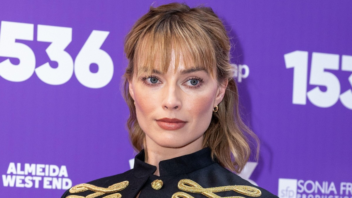Margo Robi očarala London u fantastičnom stajlingu u stilu Napoleona