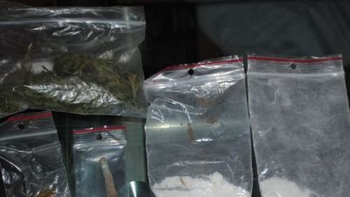 Ząbkowiccy policjanci wraz z funkcjonariuszami Straży Granicznej zabezpieczyli kilka sztuk broni, 1 200 porcji narkotyków oraz przedmioty pochodzące z kradzieży.