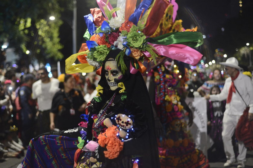 Parady z okazji Día de los Muertos są kolorowe i pełne przebierańców.
