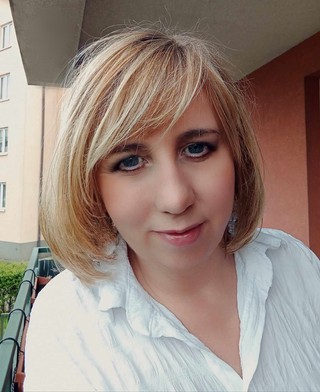 Prof. UAM dr hab. Joanna Smól, Instytut Filologii Polskiej UAM, Zakład Retoryki, Pragmalingwistyki i Dziennikarstwa. Specjalistka z zakresu public relations, językoznawczyni, zajmuje się analizą przekazów medialnych z zakresu polityki i biznesu. Autorka monografii naukowych poświęconych reportażowi prasowemu, poradnictwu w mediach oraz opracowań leksykograficznych.