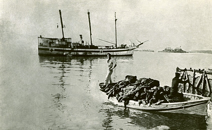 Odvoženje čamca punog leševa srpskih vojnika za sahranu u vodama Jonskog mora, Vido, 1916.