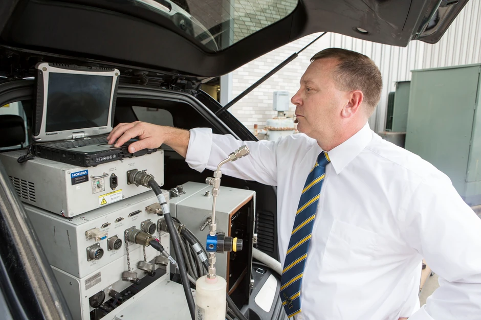 Profesor Den Karder pored uređaja za testiranje emisije izduvnih gasova